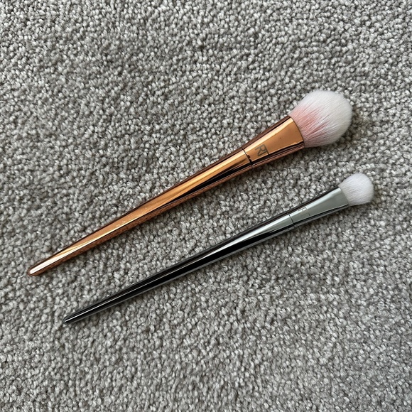 Like New Real Techniques Tapered Blush Brush and Oval Shadow Brush Set - Picture 1 of 3